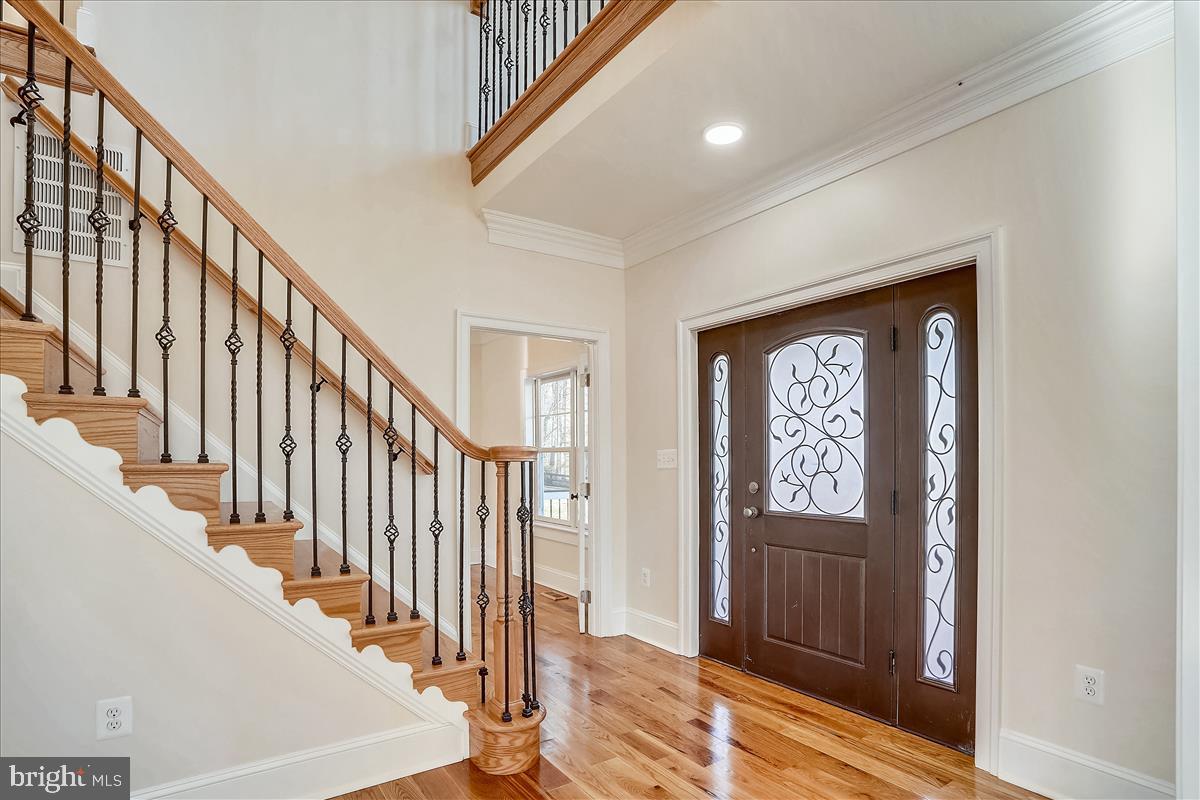 Bright 2 story foyer