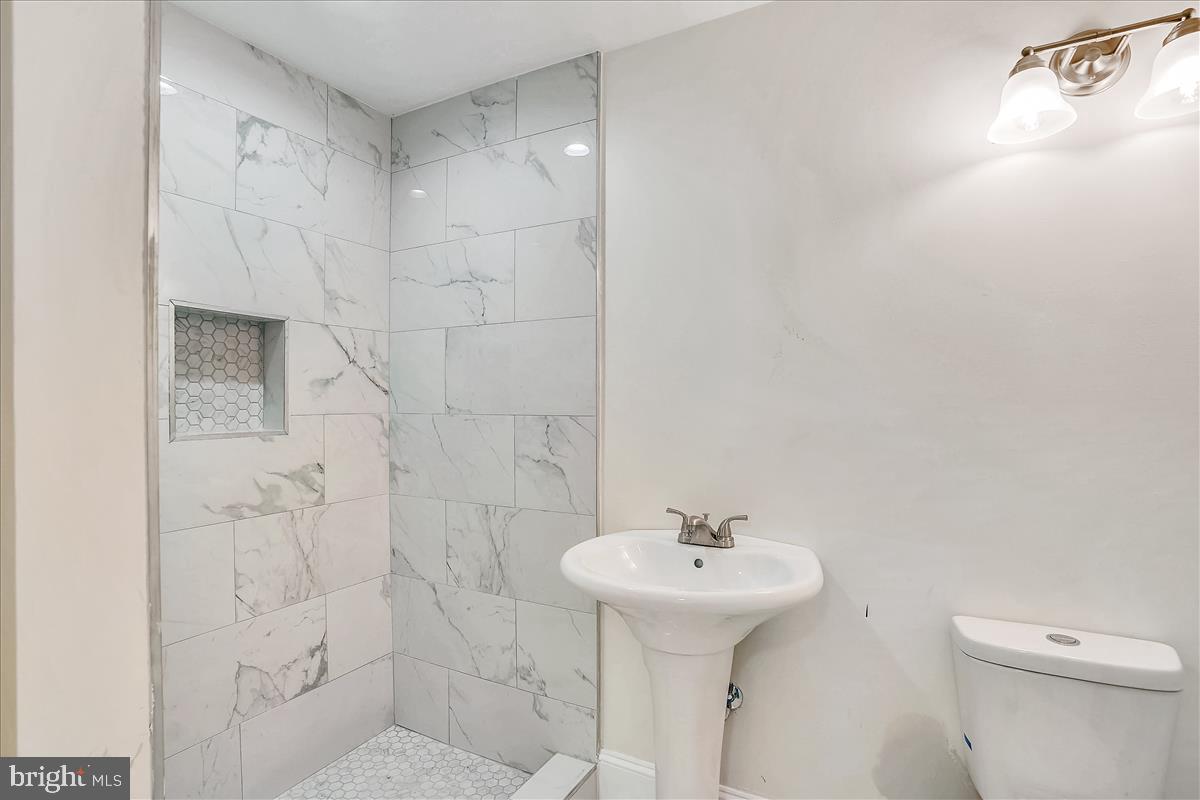 5194 Leeds Manor Road Hume, VA 22639 - Photo 37 of 50 Lower level full bath