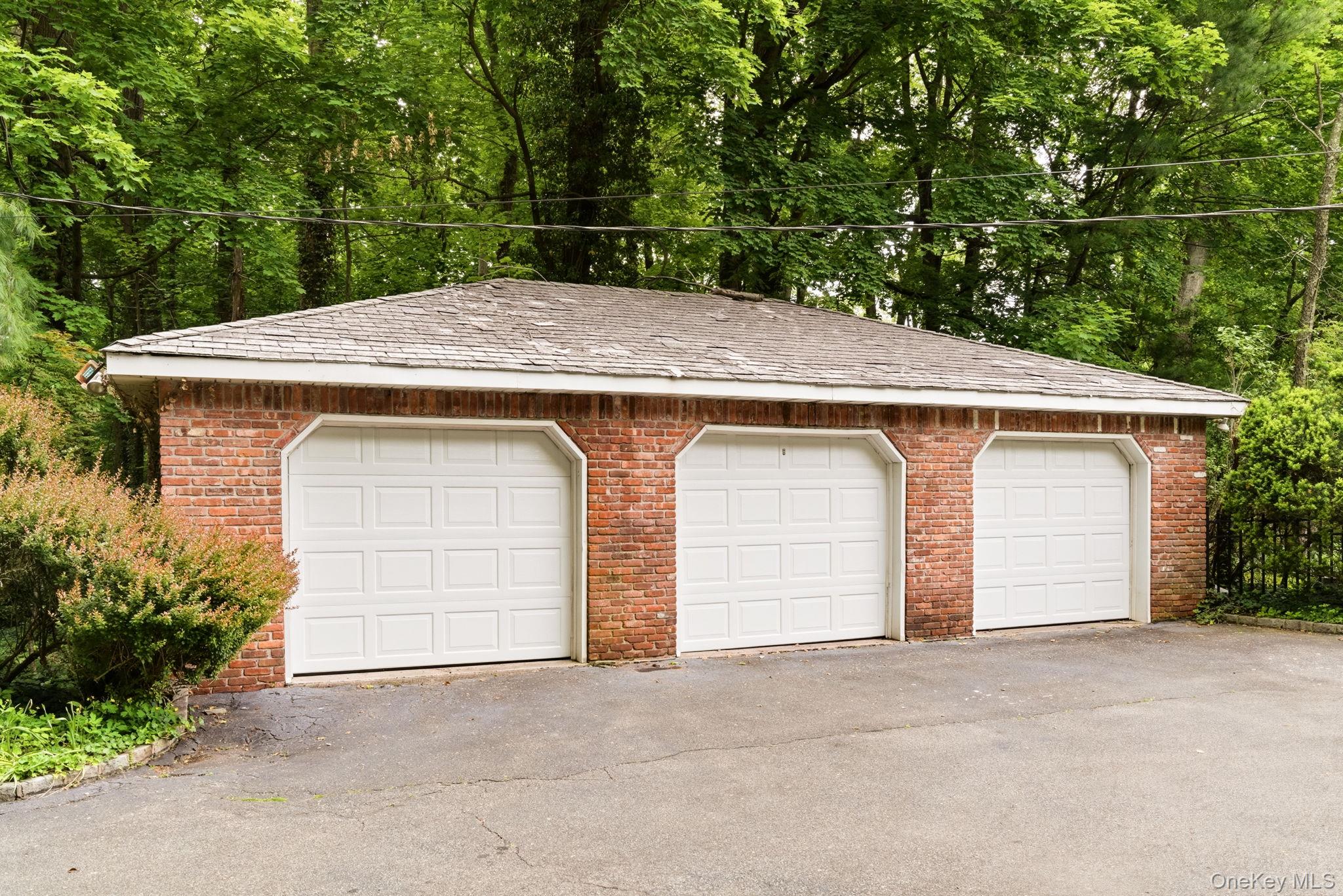 380 Duck Pond Road Locust Valley, NY 11560 - Photo 4 of 41