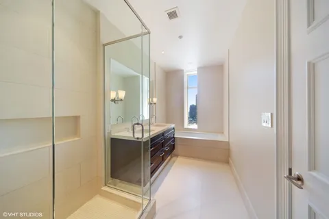 $1,475,000 | 118 East Erie Street, Unit 28E, Chicago, IL 60611