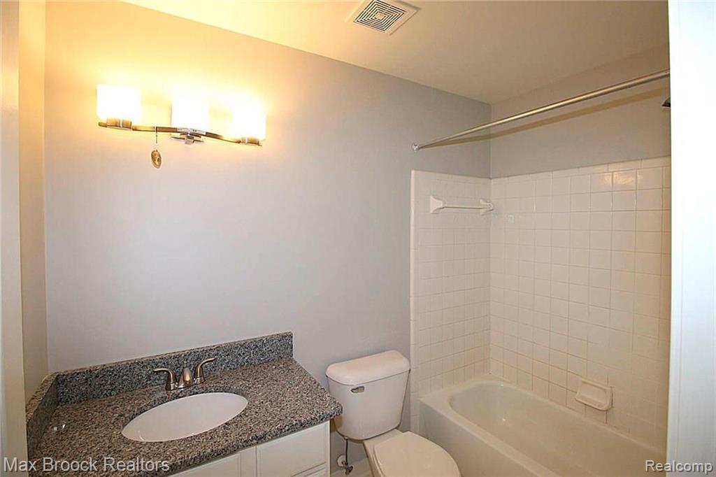4689 Covington Court Rochester, MI 48306 - Photo 30 of 33