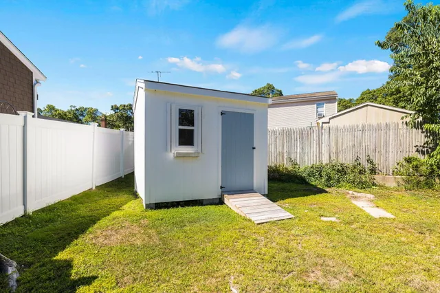 a view of a backyard