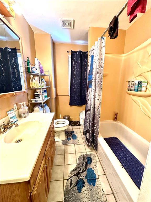 544 Woodward Avenue McKees Rocks, PA 15136 - Photo 10 of 13 a very nice looking room with a large window