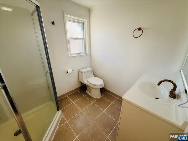 $2,600 | 86 West Main Street, Unit 2, Bergenfield, NJ 07621