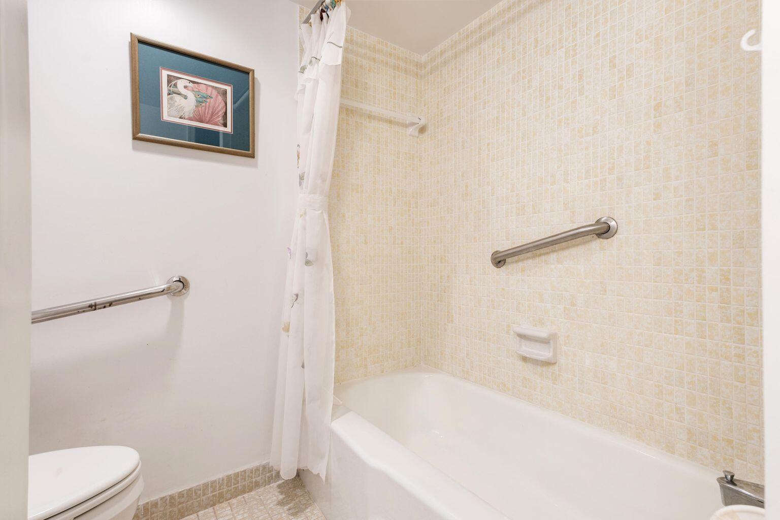 1111 South Ocean Boulevard, Unit 317 Boca Raton, FL 33432 - Photo 28 of 46 2nd En-suite Bath
