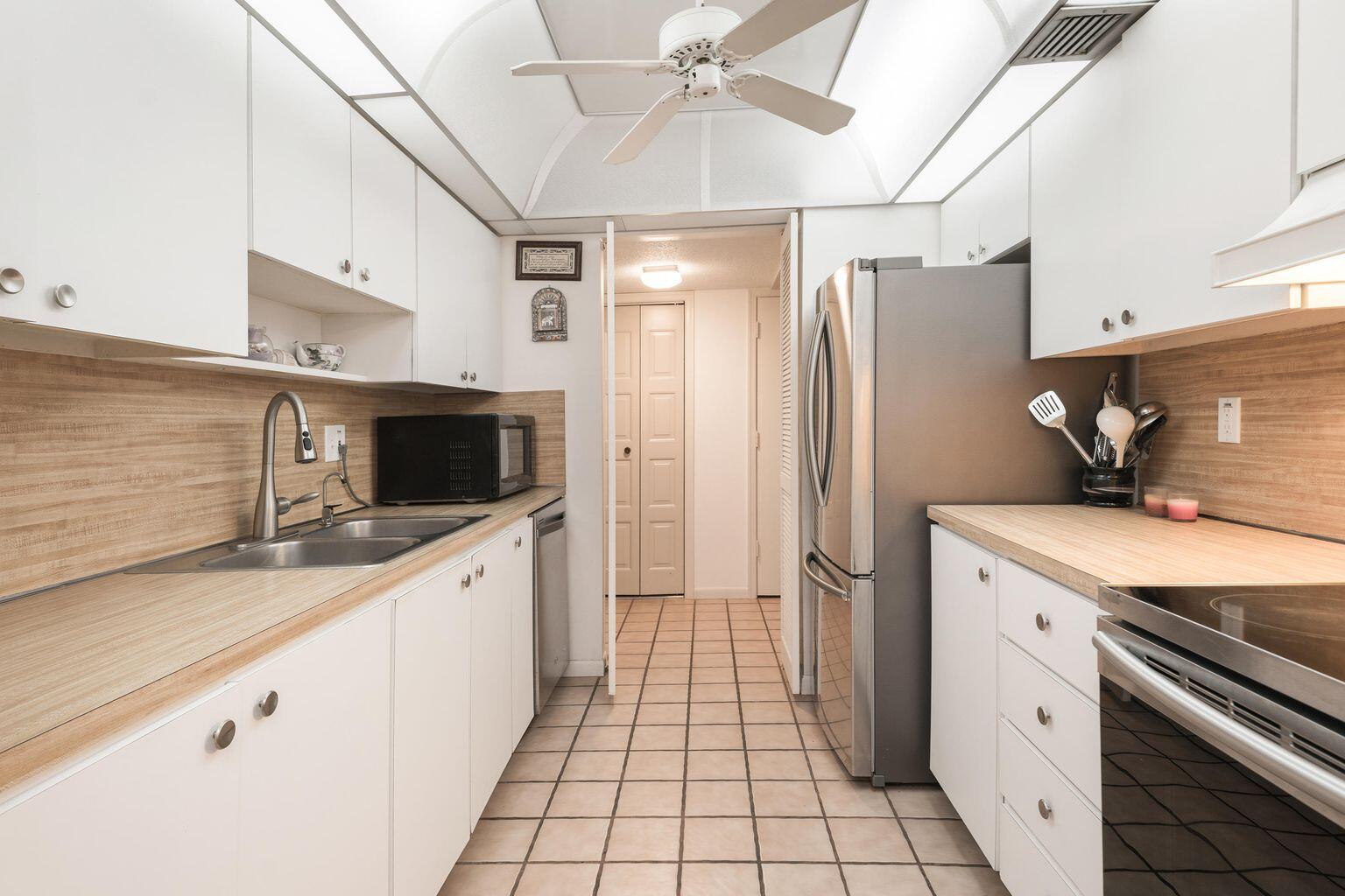 1111 South Ocean Boulevard, Unit 317 Boca Raton, FL 33432 - Photo 8 of 46 Kitchen