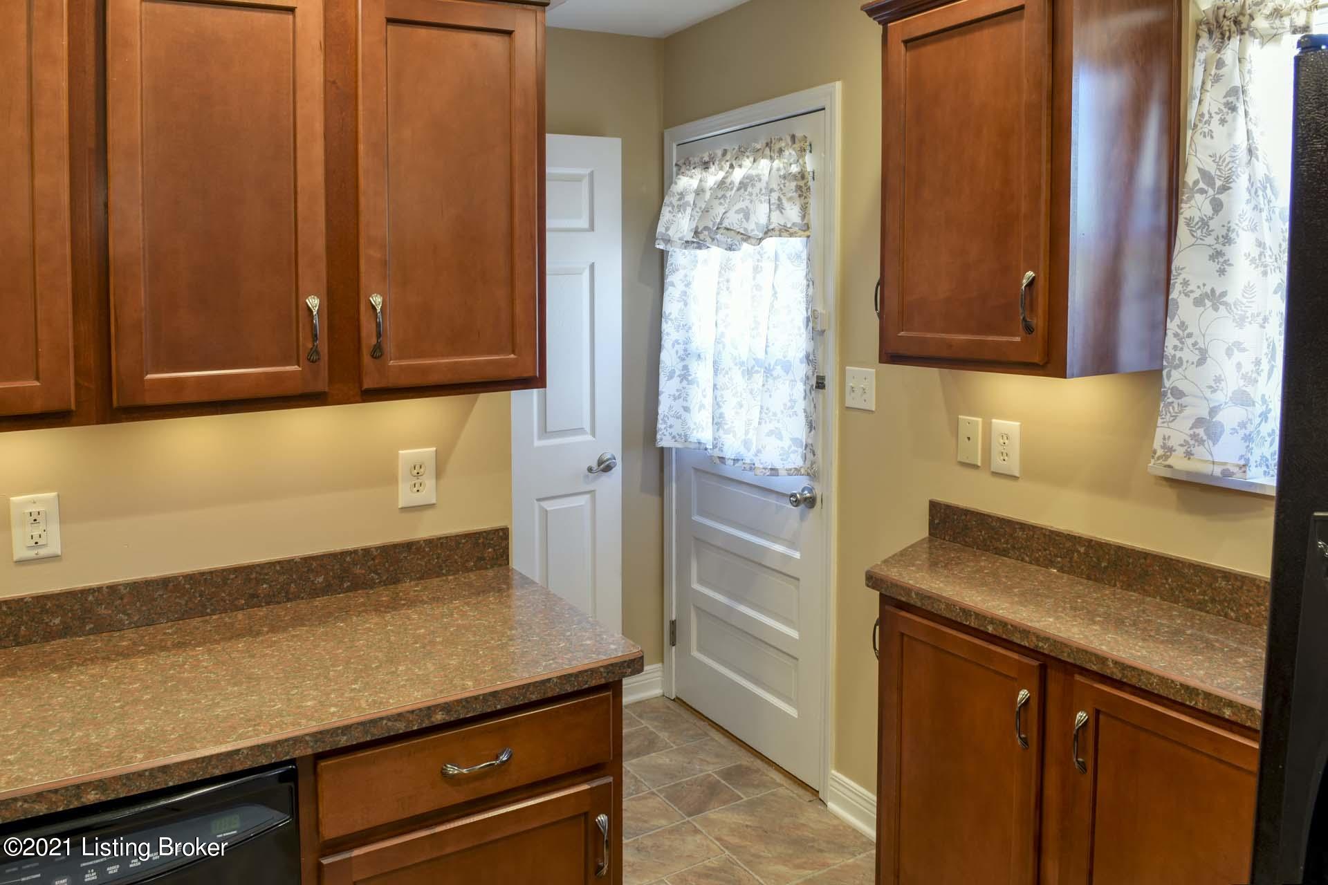 6614 El Rancho Road Louisville, KY 40291 - Photo 11 of 51 ElRancho__0041