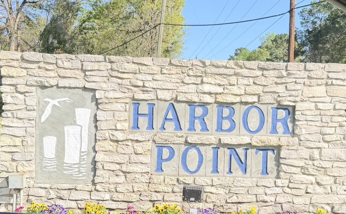 a street sign on a brick wall