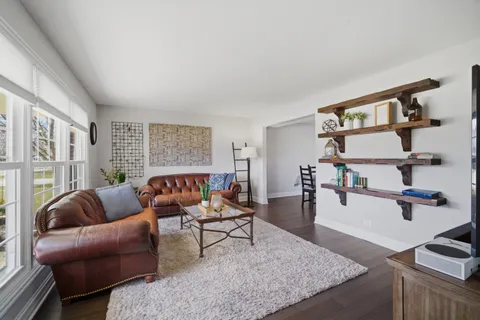 $525,000 | 628 Carriageway Drive, Buffalo Grove, IL 60089