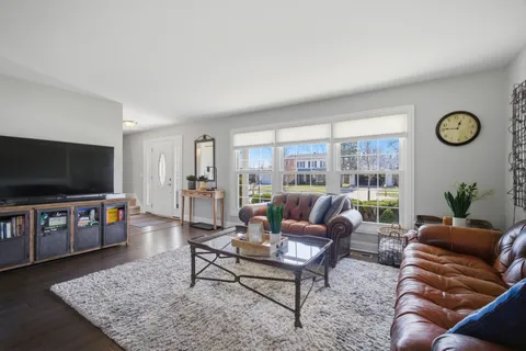 $525,000 | 628 Carriageway Drive, Buffalo Grove, IL 60089