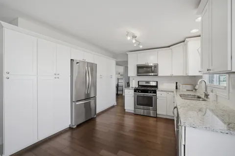 $525,000 | 628 Carriageway Drive, Buffalo Grove, IL 60089