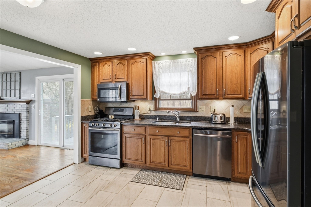 100 Beacon Hill Road West Springfield, MA 01089 - Photo 7 of 41