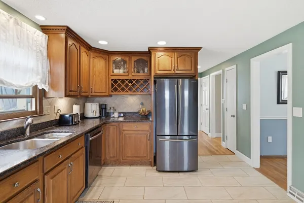 $535,000 | 100 Beacon Hill Road, West Springfield, MA 01089