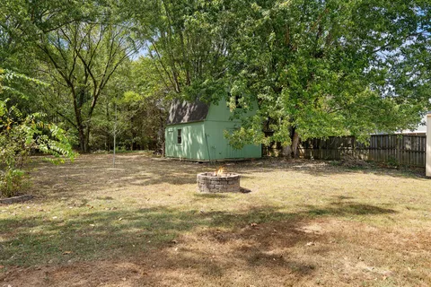 a view of a backyard