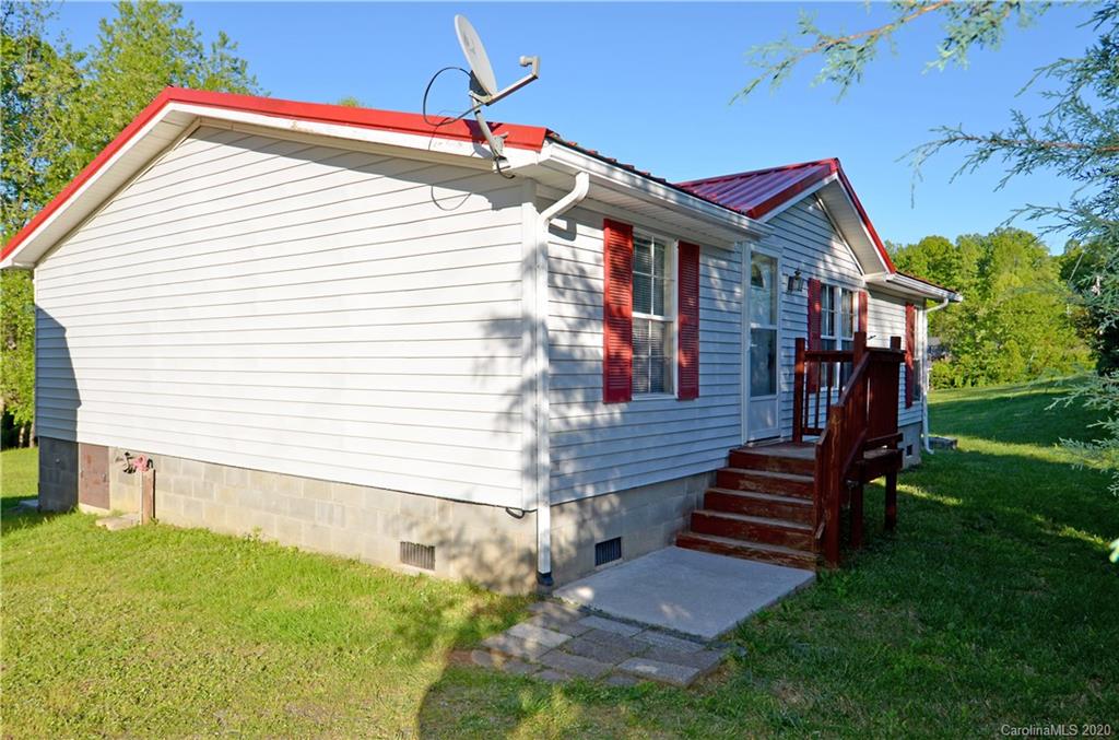 358 Toney Road Marion, NC 28752 - Photo 2 of 21 a front view of a house with a yard