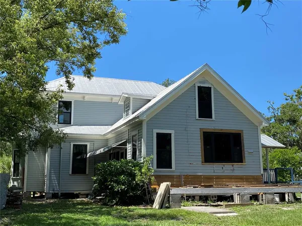 a view of a backyard