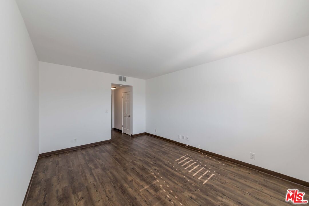 8180 Manitoba Street, Unit 248 Playa del Rey, CA 90293 - Photo 14 of 40 a view of an empty room and window