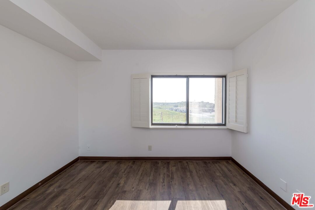 8180 Manitoba Street, Unit 248 Playa del Rey, CA 90293 - Photo 17 of 40 an empty room with a window