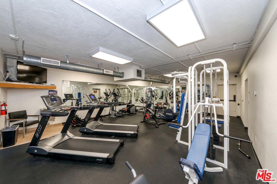 8180 Manitoba Street, Unit 248 Playa del Rey, CA 90293 - Photo 27 of 40 a view of a room with gym equipment