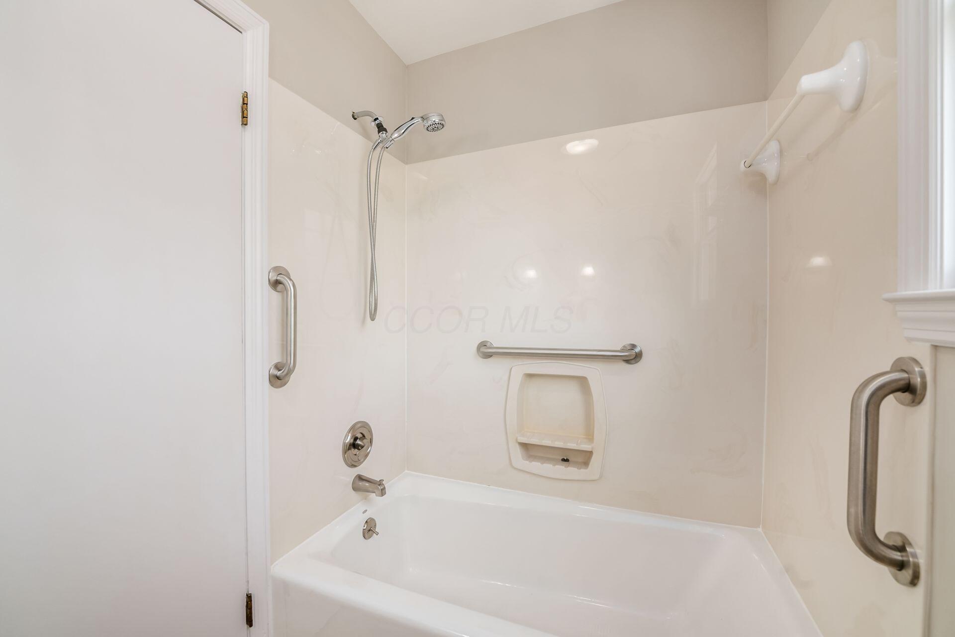 2014 Edgemont Road North Upper Arlington, OH 43212 - Photo 28 of 55 Full Bathroom Bathtub