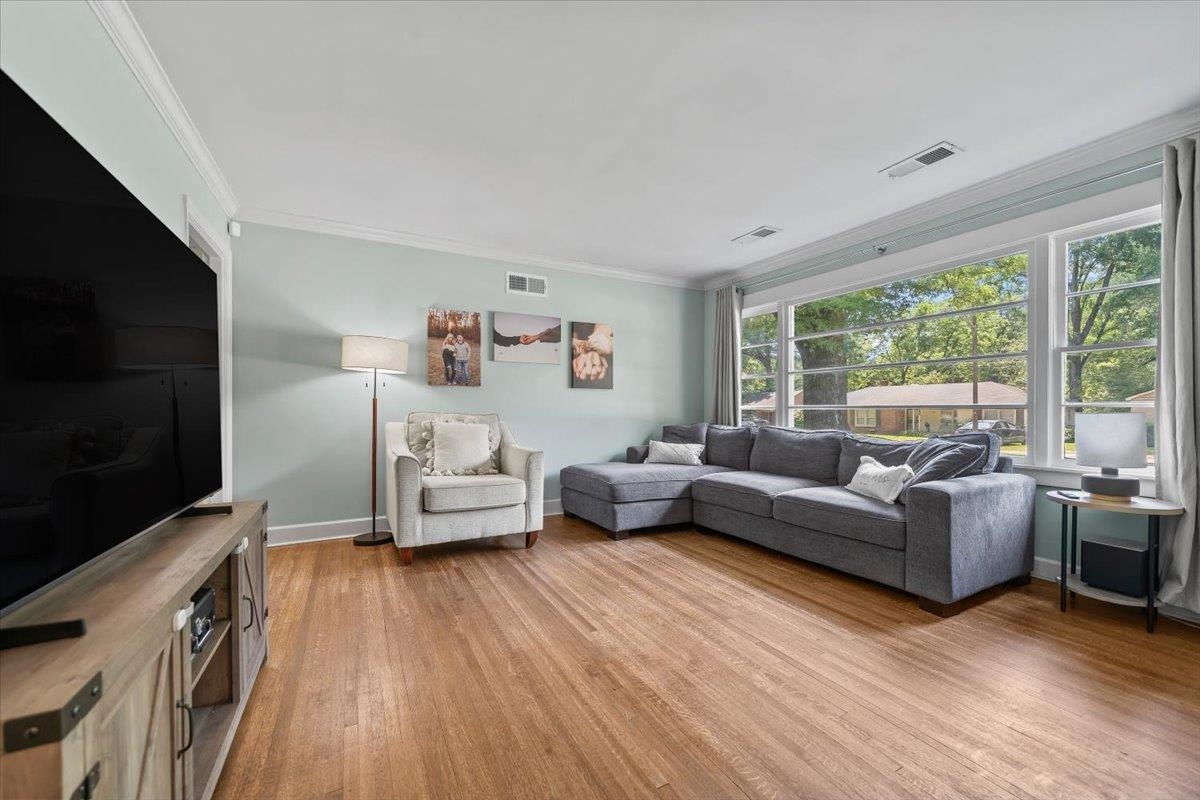 1196 Dearing Road Memphis, TN 38117 - Photo 6 of 27 Spacious den with beautiful hardwood floors.