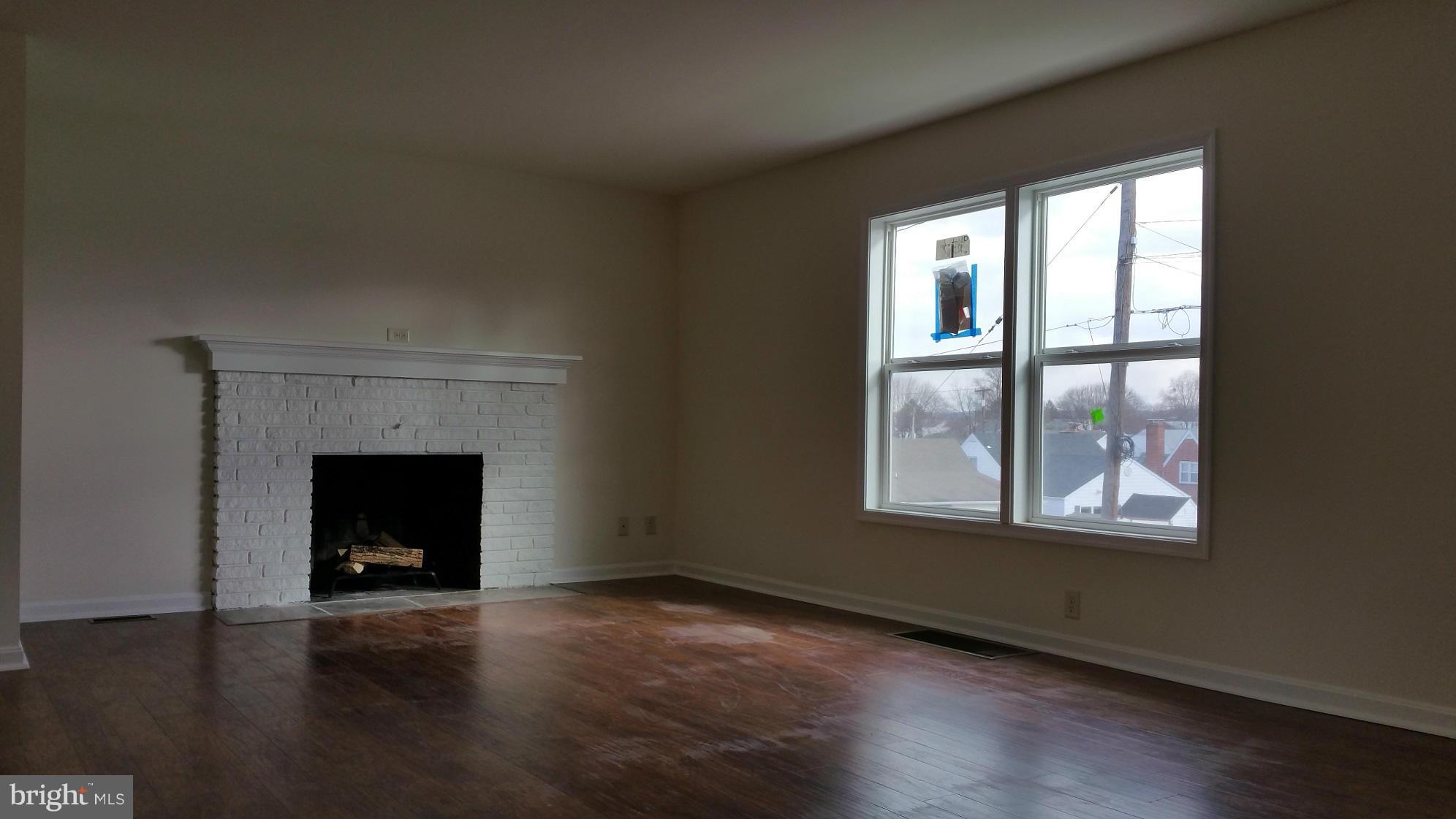 337 Wakefield Road Hagerstown, MD 21740 - Photo 8 of 23 Living Room