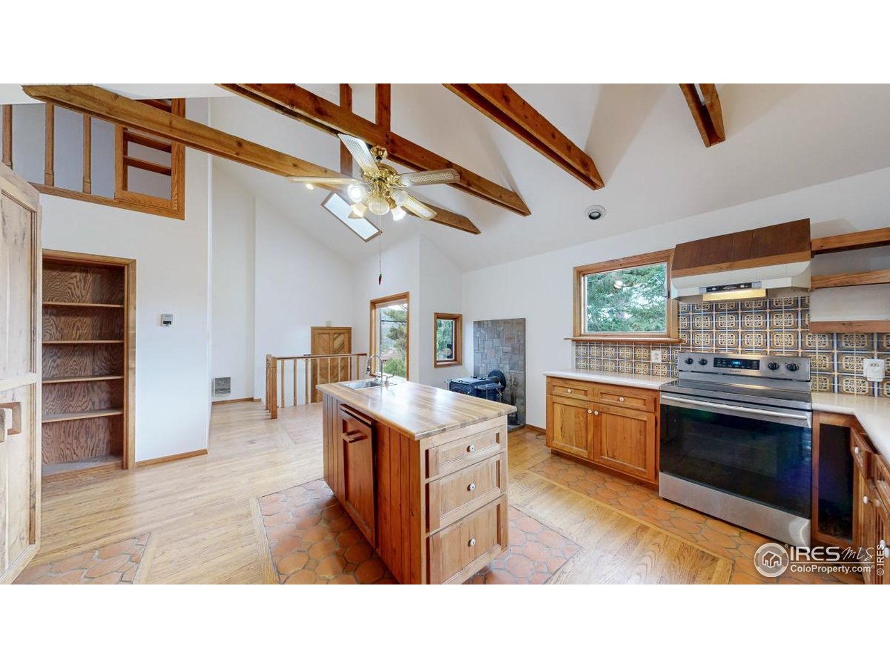 253 Apache Road Lyons, CO 80540 - Photo 7 of 32 Vaulted Ceiling