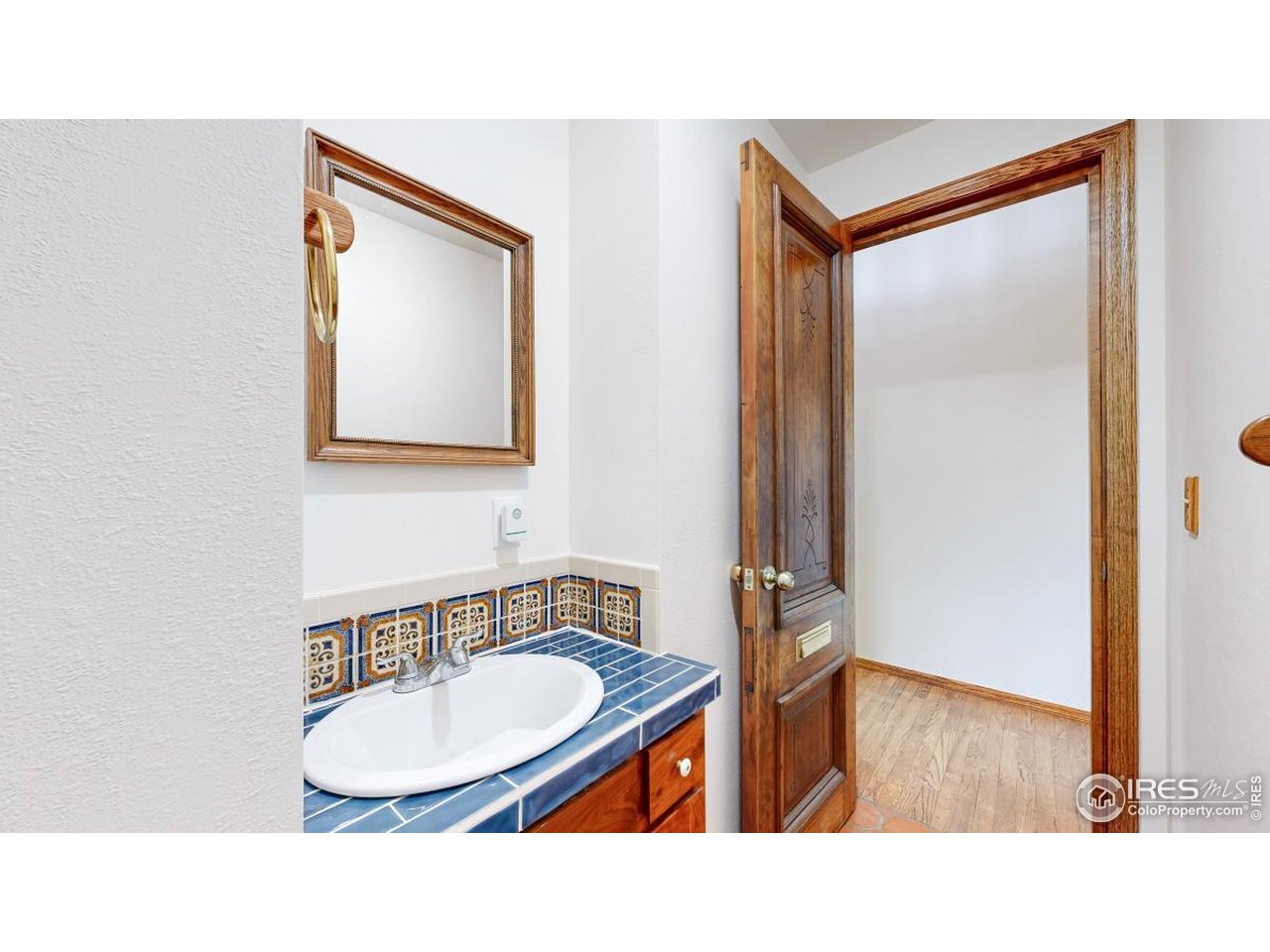 253 Apache Road Lyons, CO 80540 - Photo 10 of 32 Main Floor 1/2 Bath