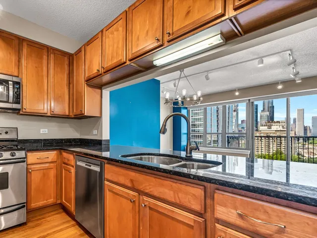 $3,100 | 1717 South Prairie Avenue, Unit 1403, Chicago, IL 60616