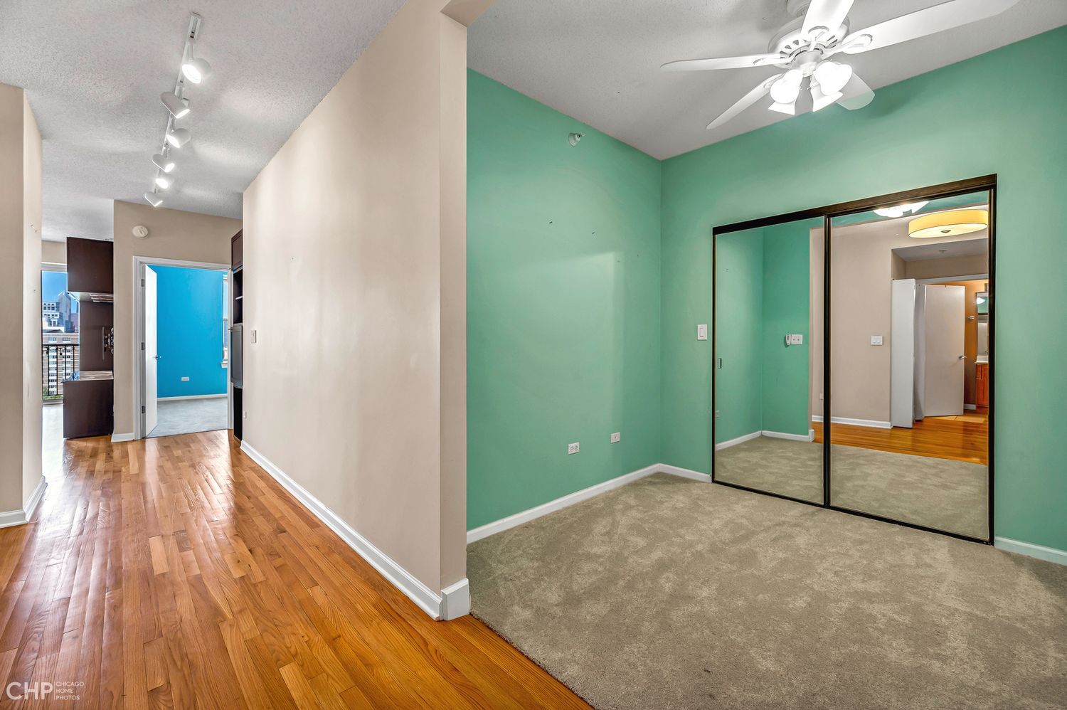 1717 South Prairie Avenue, Unit 1403 Chicago, IL 60616 - Photo 14 of 41 a view of livingroom with kitchen