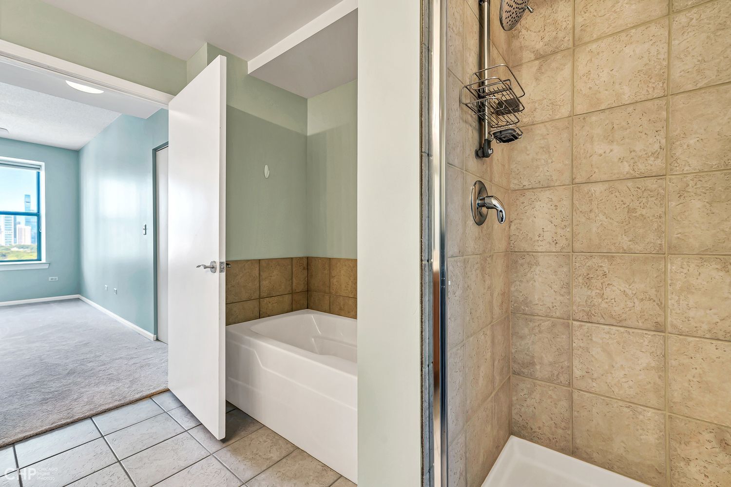 1717 South Prairie Avenue, Unit 1403 Chicago, IL 60616 - Photo 23 of 41 a bathroom with a bathtub and shower