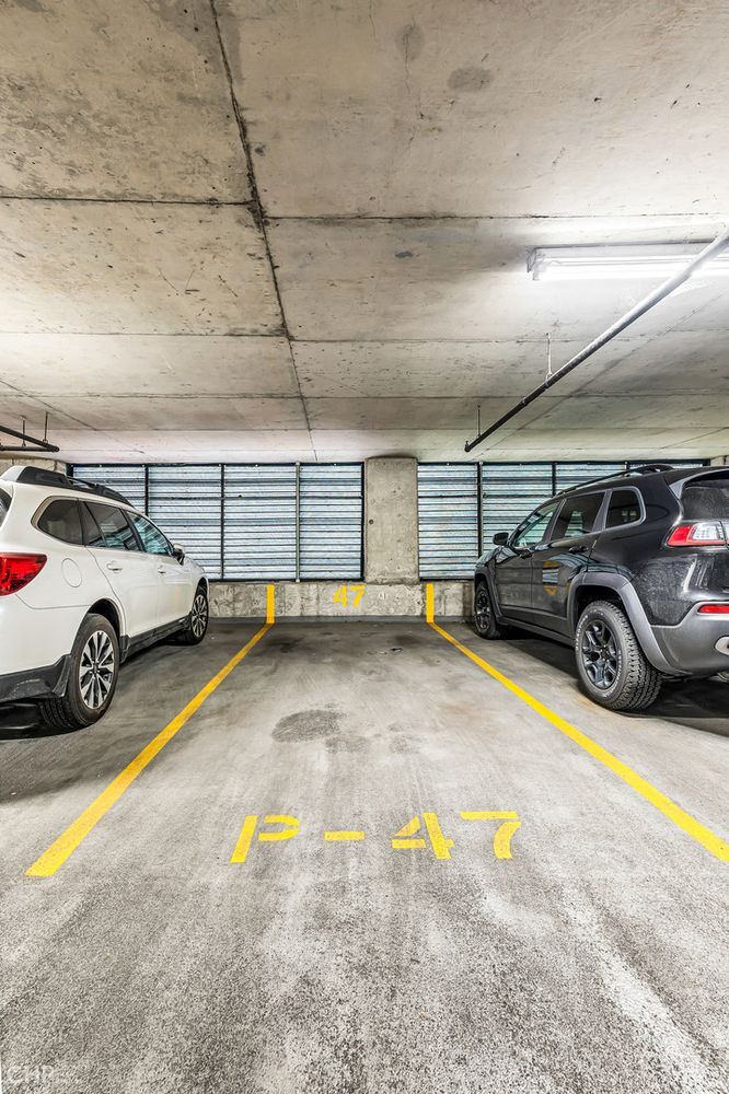 1717 South Prairie Avenue, Unit 1403 Chicago, IL 60616 - Photo 28 of 41 a view of parking garage with cars