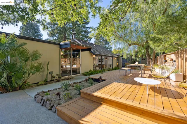 a view of a pathway of a house