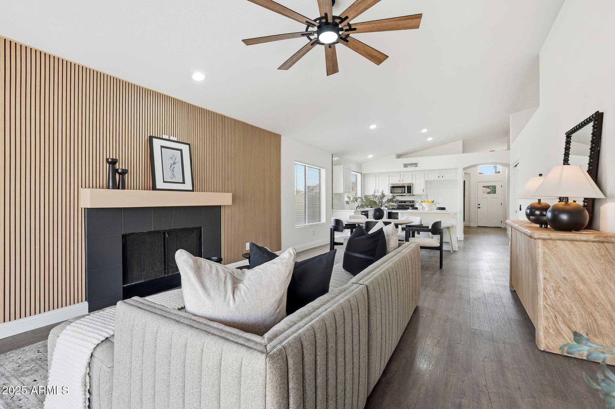 4540 East Dry Creek Road Phoenix, AZ 85044 - Photo 9 of 43 Living Room