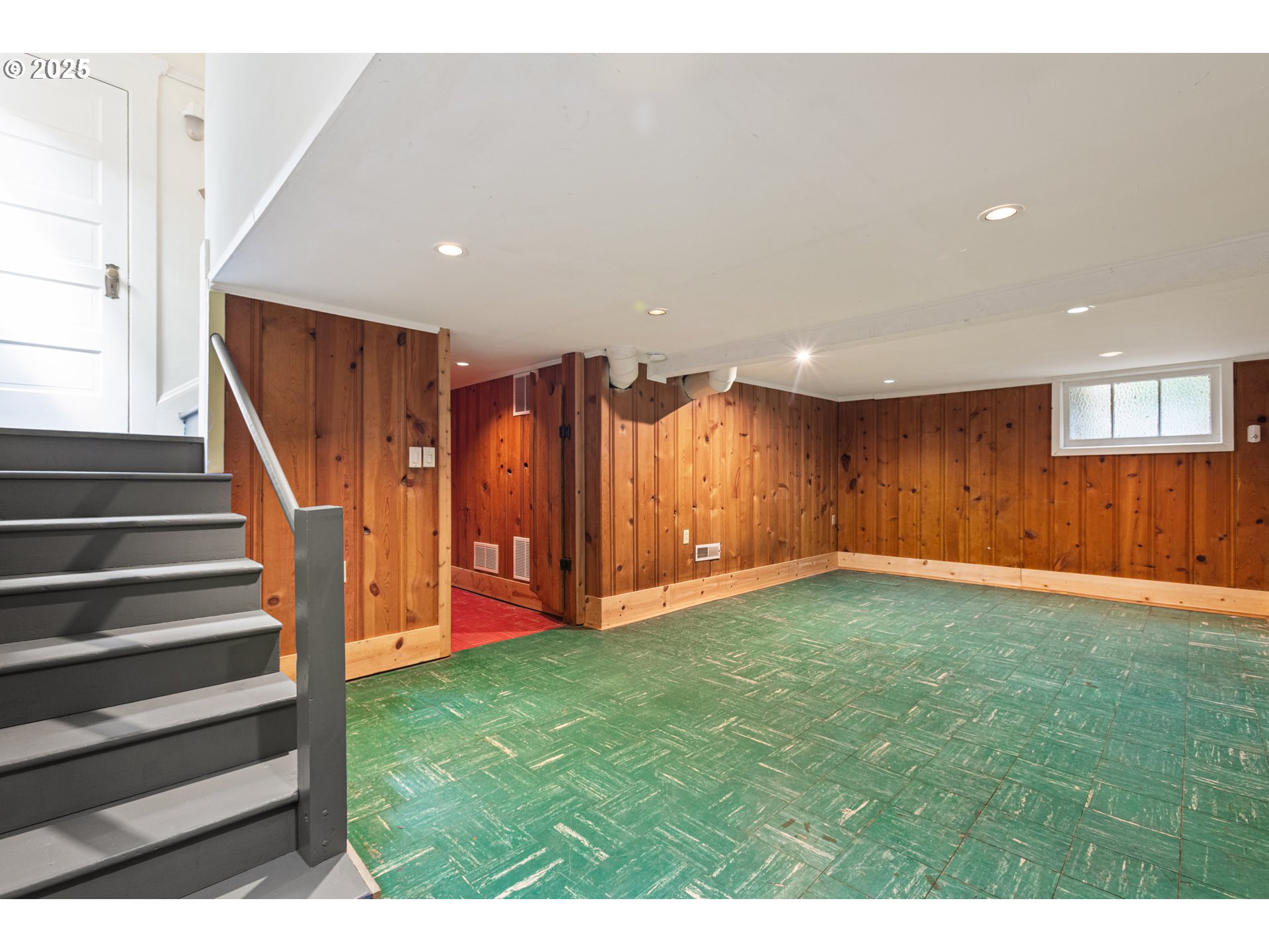 2404 Northeast 47th Avenue Portland, OR 97213 - Photo 25 of 35 a view of an entryway with stairs