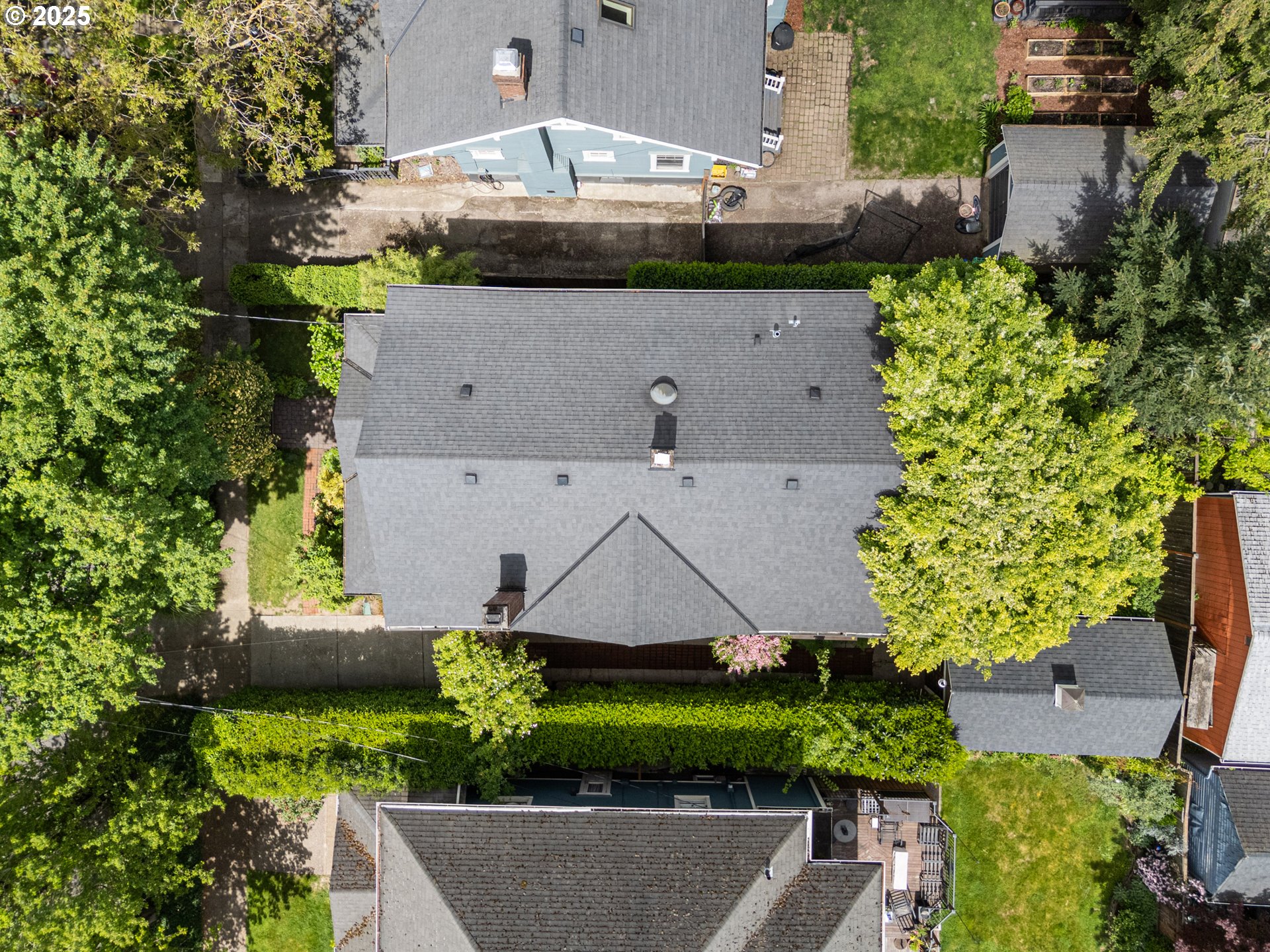 2404 Northeast 47th Avenue Portland, OR 97213 - Photo 34 of 35 an aerial view of a house with a garden