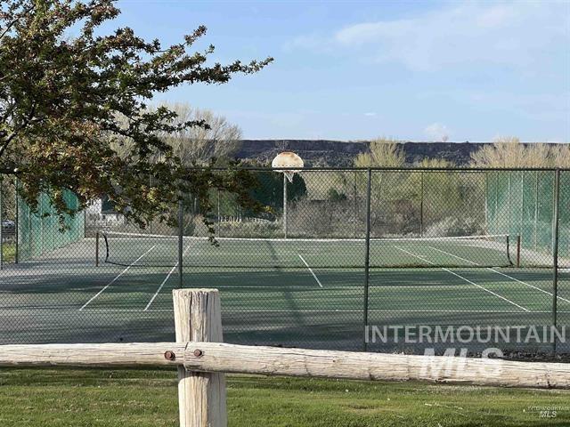 4521 Mesa View Road Buhl, ID 83316 - Photo 28 of 31 Tennis and basketball court