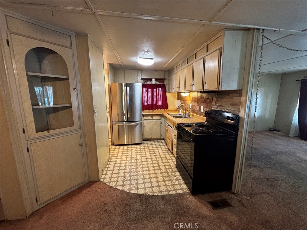 567 East Lassen, Unit 206 Chico, CA 95973 - Photo 9 of 28 Built in Corner Hutch