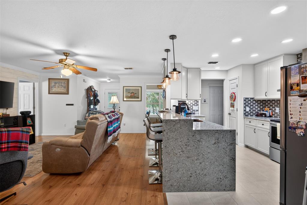 12293 Wolf Den Road Weeki Wachee, FL 34614 - Photo 11 of 44