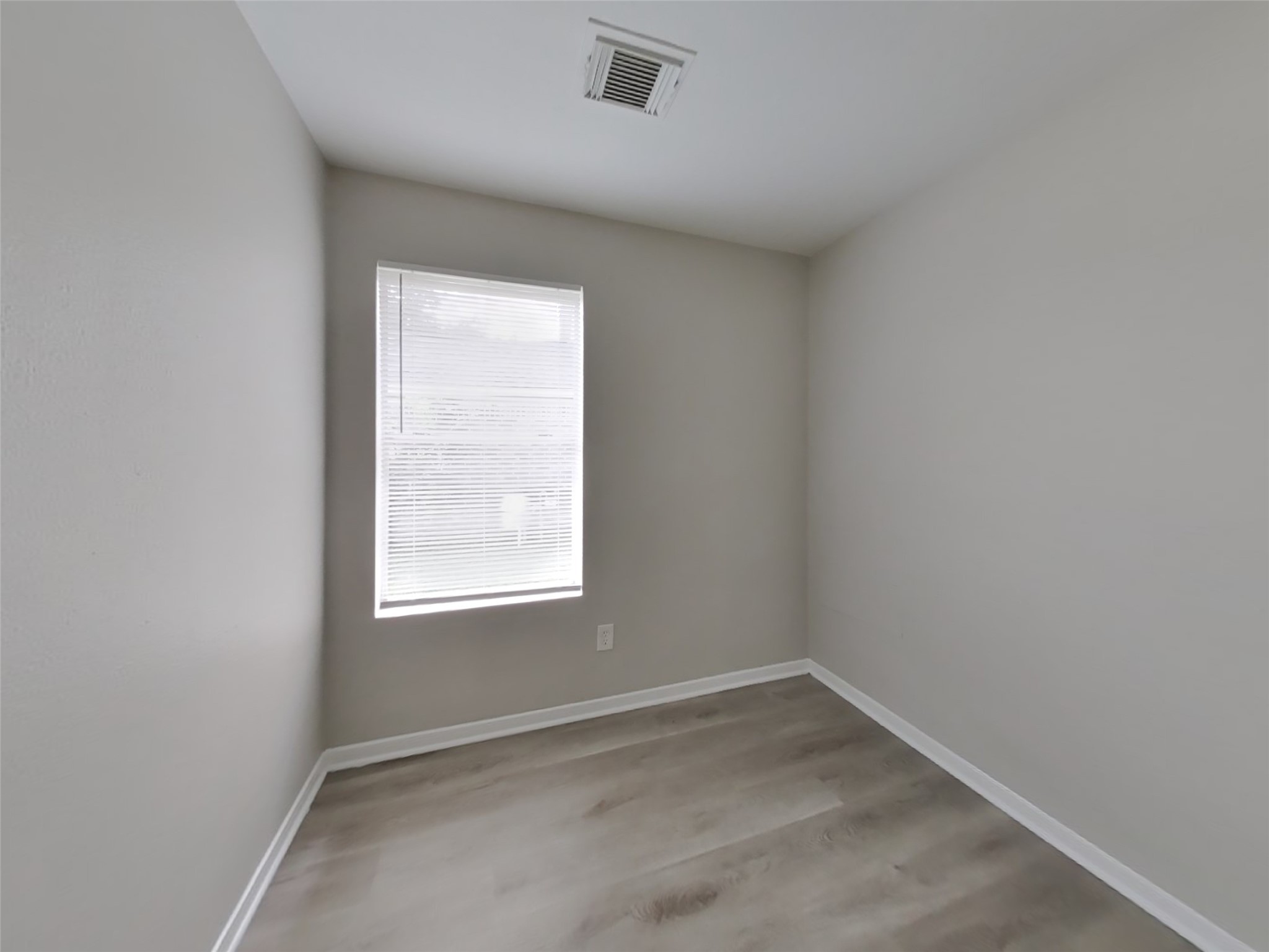 15019 Easingwold Drive Channelview, TX 77530 - Photo 10 of 17 an empty room with a window