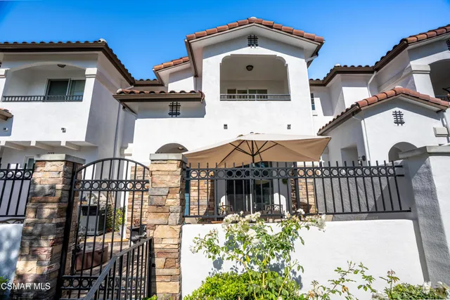 a front view of house with yard