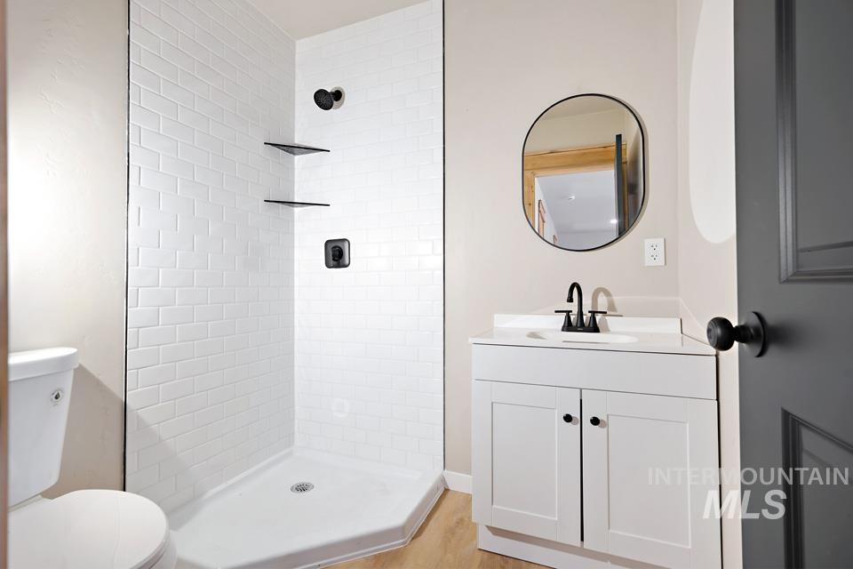 535 Day Road Weiser, ID 83672 - Photo 10 of 44 Bathroom with vanity, a tile shower, and light wood finished floors