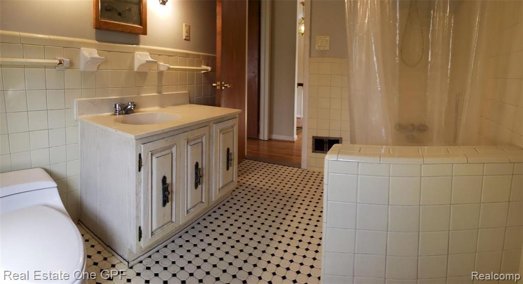 1325 Torrey Road Grosse Pointe Woods, MI 48236 - Photo 24 of 38