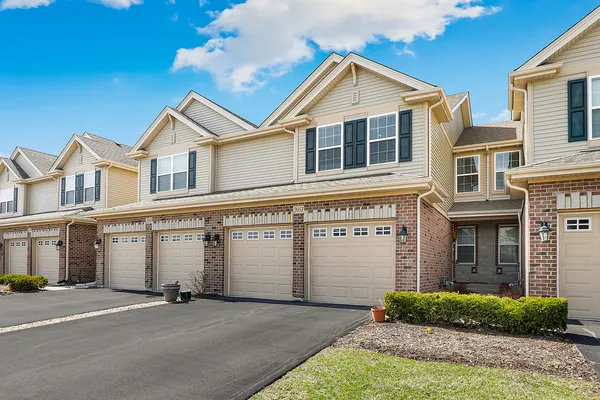 $409,900 | 2051 Canyon Creek Court, Aurora, IL 60503