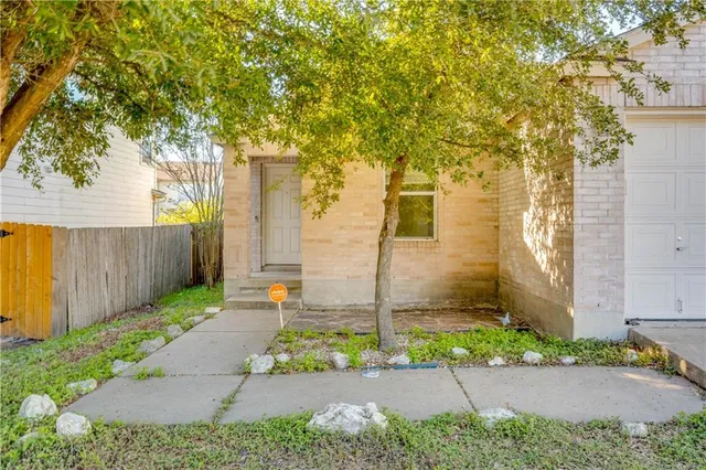 a view of a back yard