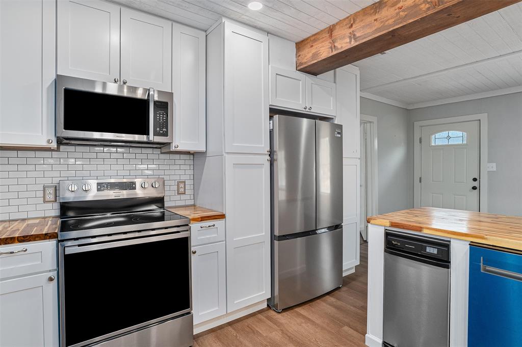 4340 Pruett Road Shreveport, LA 71107 - Photo 20 of 24 a kitchen with a refrigerator stove and microwave
