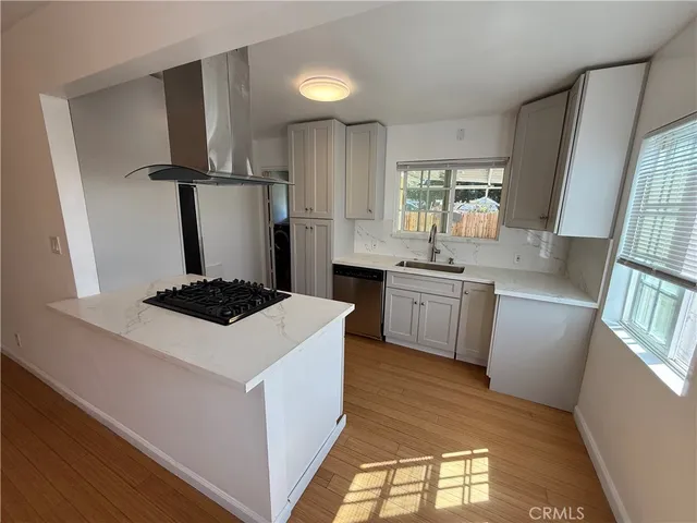 $3,900 | 19148 Saticoy Street, Reseda, CA 91335