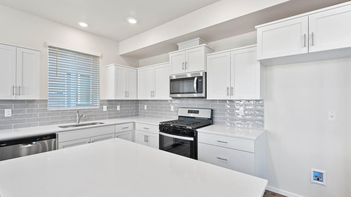 61155 Southeast Splendor Lane Bend, OR 97702 - Photo 7 of 28 007 kitchen