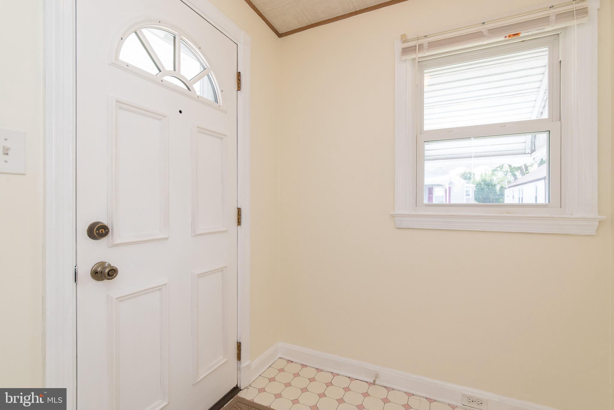 2728 Glendale Road Baltimore, MD 21234 - Photo 4 of 48 Foyer