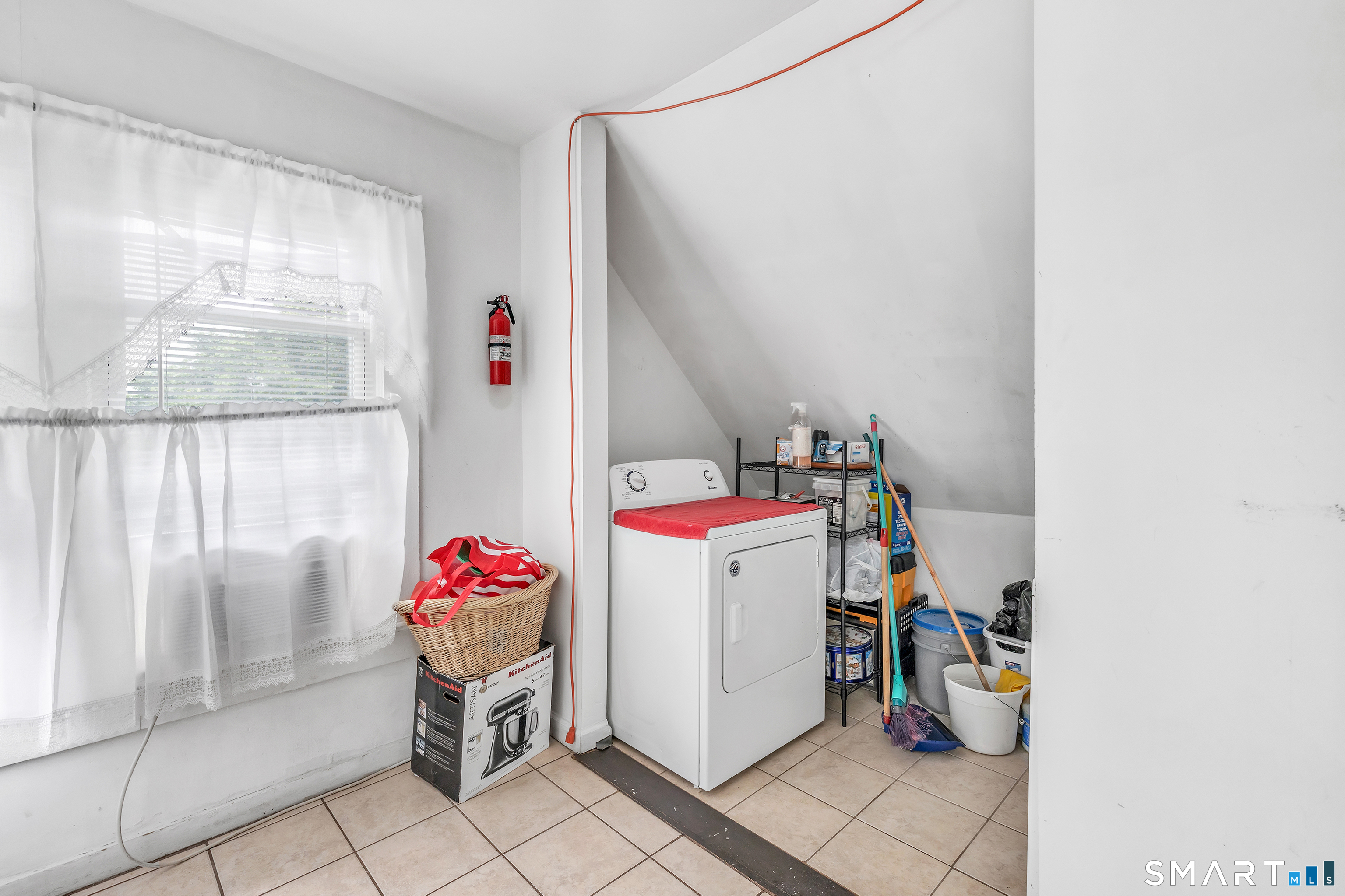 189 Wells Street Bridgeport, CT 06606 - Photo 28 of 40 3rd Floor -Offers 946 sq ft - laundry room off kitchen offers washer/dryer